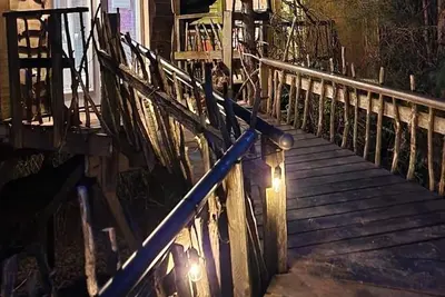 Image de Relax amongst the trees in this beautiful romantic treehouse