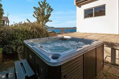 Image de Stunning Lake Views with spa pool, located in Acacia Bay with panoramic views. Wood burner for cooler days. Table tennis table to keep you entertained.