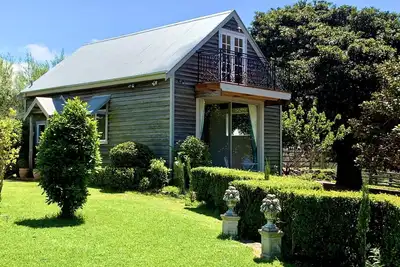 Image de Stunning 180° views of lush rolling hills and the sea, close to the beach