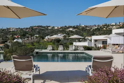 Image de Monte Sobradinho, villa avec vues sur la côte, piscine, jacuzzi, 9 chambres.