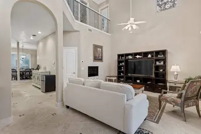 Image de Stunning home walking distance to Crab Trap!