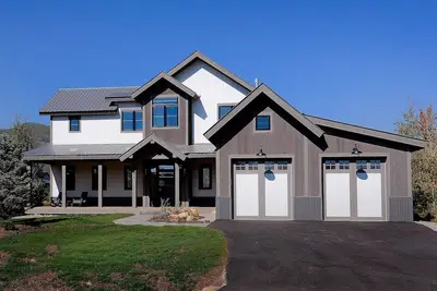 Image de Lakeview Luxury, Brand new 4bd/3. 5ba, hot tub, firepit, views!