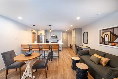 Image de Renovated 2023 Luxury Studio Ski-In/Ski-Out Condo with Parking in Village