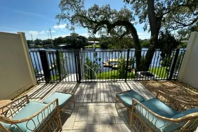 Image de Brand new riverfront luxurious townhome with Interior designer finishes.