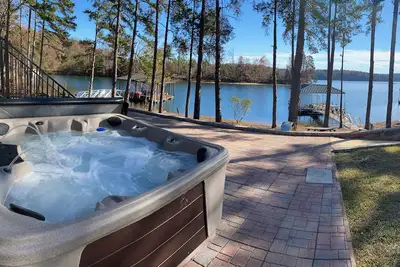 Image de Aloha! Paradise On Keowee with Hot Tub & Dock