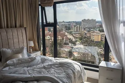 Image de Gorgeous top floor condo with pool