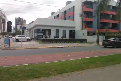 Image de Apartamento Espaçoso - Edifício em Frente à Praia - Pé na Areia