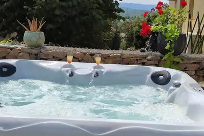 Image de Campagne et Jacuzzi. . . c'est cosy le Bumble Bee!