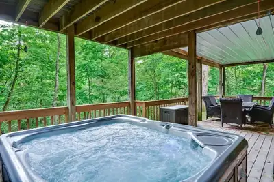 Image de Winter Days @ Westaway! Spacious Home w/Private Outdoor Hot Tub & Fireplace!
