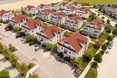 Image de Lovely Lake Lookout - Cozy 2br Condo Steps from Lake Michigan