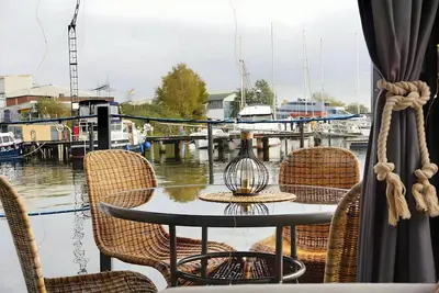 Image de Exklusives Hausboot Ahoy Masal mit Großer Sonnenterasse auf der Trave