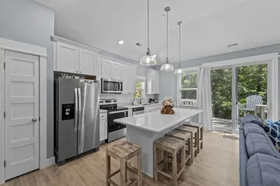 Image de Cavalier Cottage Single Level Condo Mins to Beach