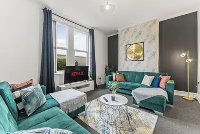 Image de Large and Stylish House - Sleep 12