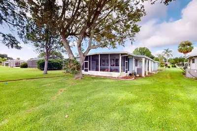 Image de Lakefront home with al fresco dining, dock, office, expansive interior, & W/D