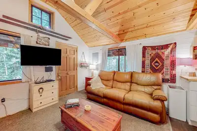 Image de Cozy cabin with private hot tub, grill, & W\/D - easy access to river & mountain