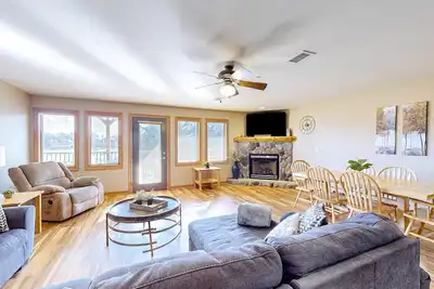 Image de Golf course-front condo with pool, hot tub, dock, tennis, golf, & private beach