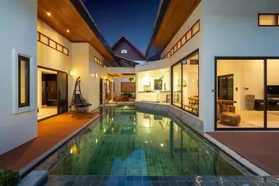 Image de 700㎡ private pool modern style 4 bedroom villa\n