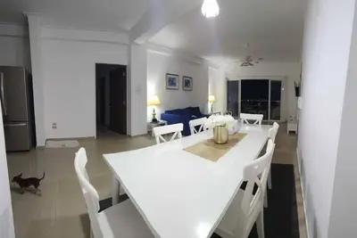 Image de Spacious and relaxing with an amazing town skyline and far island & ocean view.