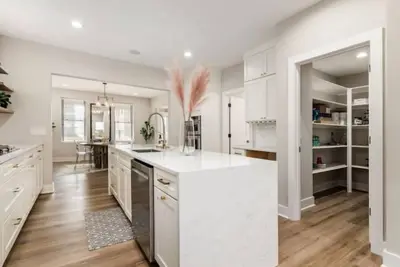 Image de New Luxe Reno W/Hot Tub & Roof Top Terrace!