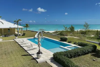 Image de Family estate guest house on the Treasure Cay Beach with beautiful pool.