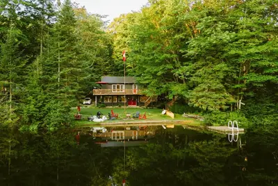 Image de Newly renovated luxury waterfront cottage, family and pet friendly. Sleeps 10.