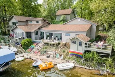 Image de Heated Indoor Pool & Court on Crooked Lake