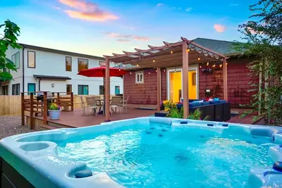 Image de Shakedown St! Hot Tub + Fire Pit + 4 Miles Dt