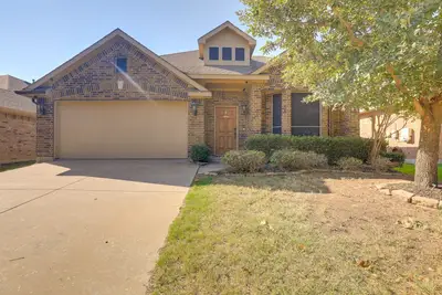 Image de Covered Patio & Large yard: Mansfield Home