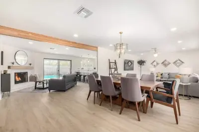 Image de Gorgeous 5 Bedroom / 4 Bath Home with Heated Pool!