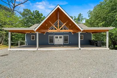 Image de Lake Loop Retreat w/Movie Theater & Private Dock