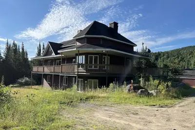 Image de Peaceful 5-Br Chalet w/ Hot Tub – Great for Groups or Family, Close to Tremblant