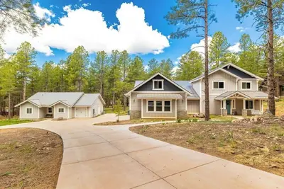 Image de Large Flagstaff Retreat w/ Hot Tub & Guest Home
