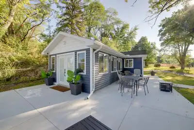 Image de Stylish Grass Lake Retreat - Steps to Park!