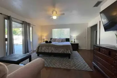 Image de Cheerful 6 bedroom home with indoor fireplace.