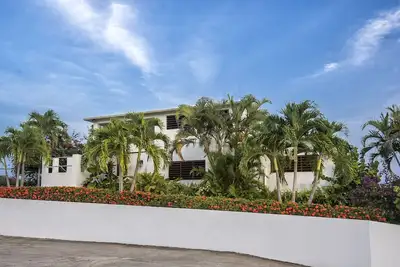 Image de Rock/Pool Houses. 2 houses with view of ocean and 5 minute drive to beach!