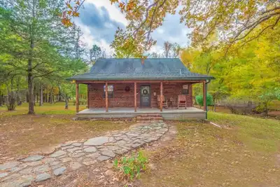 Image de BearCreek Cabin, Nostalgic, Park-like setting