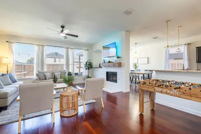 Image de Lone Star Oasis! Near Unt - Heated Pool, Spa, King Bed, Incredible Location!