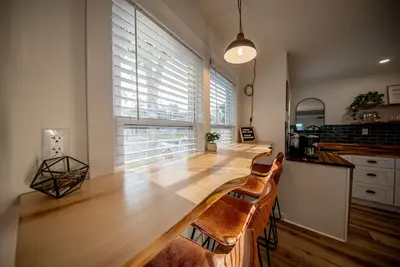 Image de Cozy Modern Home Centrally Located in Bethel