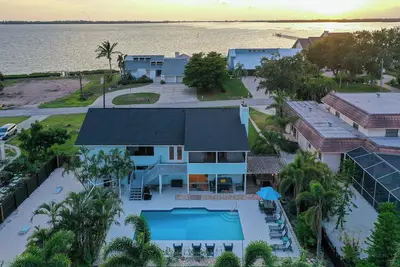 Image de Free Heated Pool | Hot Tub | Waterfront Views |  Outdoor Lounge