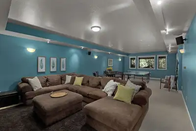 Image de Hot tub, Fire Pit, Ping Pong, & New Kitchen. Family Friendly Garden City Getaway