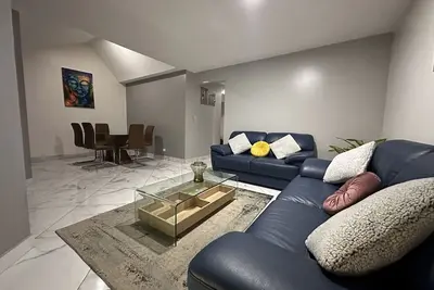 Image de SmallLuX House 8min from Airport