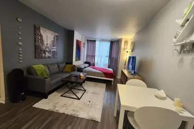 Image de Cozy Bachelor in heart of downtown area.