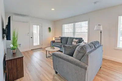 Image de Rustic Charm Meets Modern Luxury: Stylish 2br, 1ba Apartment
