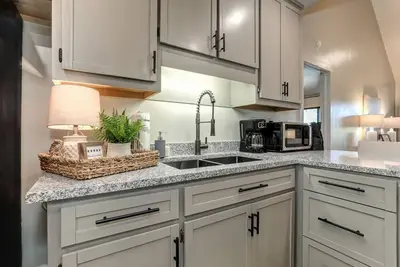 Image de Shades of Gray - Luxury Interiors + Views from the Screened Patio!