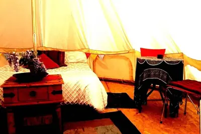 Image de Glamp ~ Camp in style with a difference. Bathroom next to your Glamp. Cozy.
