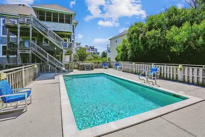 Image de Ocean View - 6 Br Semi-Oceanfront home just 180 yards to the beach!