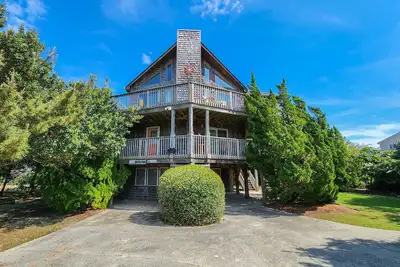 Image de “Surf & Sound” is the best of both worlds! Just steps away from the beach and Sound!