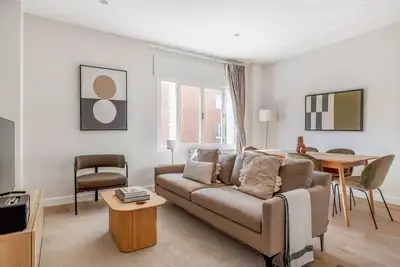 Image de Classic Castellana 3br w/ Doorman, nr Dining, by Blueground