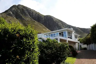 Image de Home with an Ocean view in Voelklip
