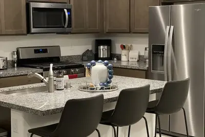 Image de Discover Comfort and Style: New 3 Br Townhome in Henderson